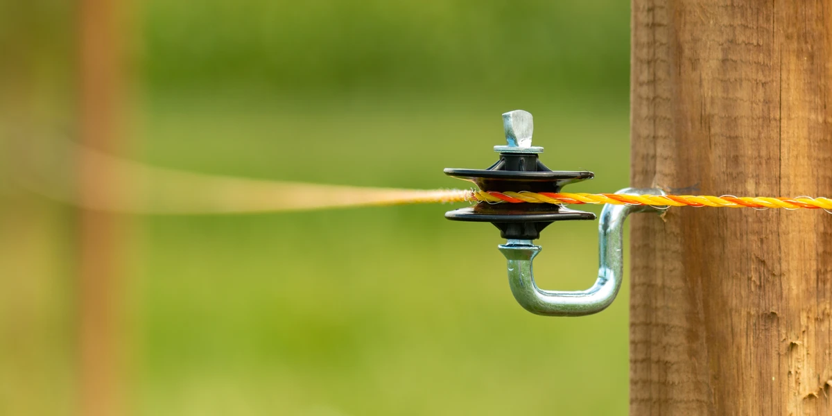 Corelația între scăderea de tensiune și rezistența firului gardului electric