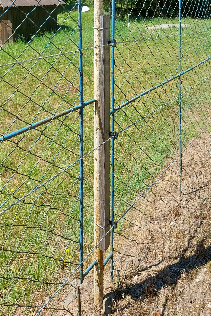 Montarea izolatorilor pe o șipcă