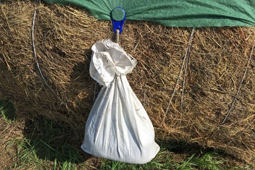 Fixarea prelatei pentru baloți cu sac de nisip