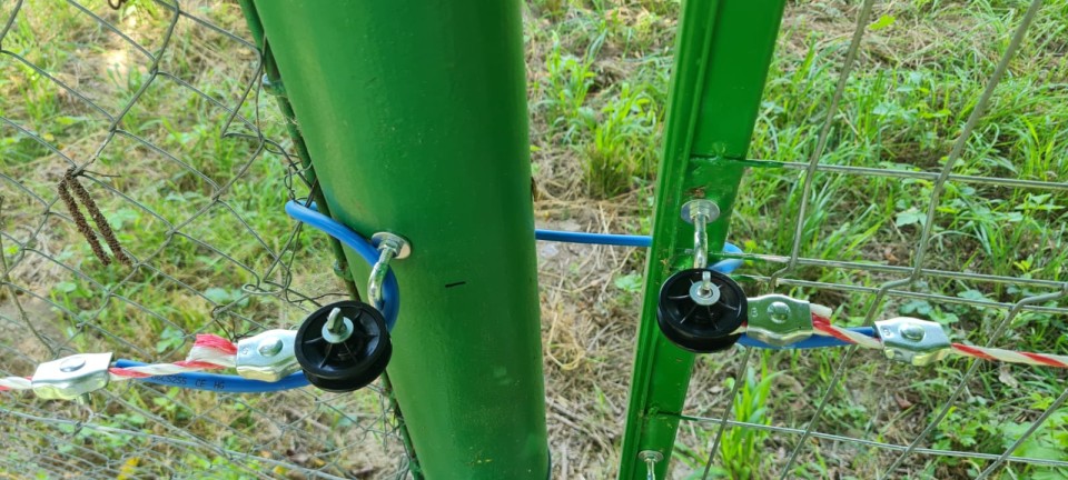 Recenzie produs - Izolator pentru colț cu picior metric M6 - agroelectro.ro