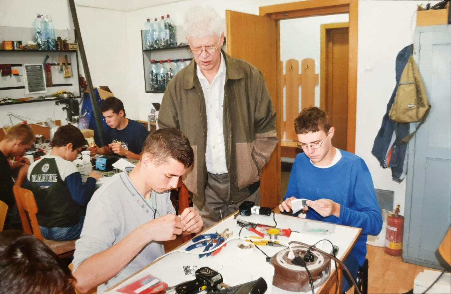 Dávid și Levente, la cercul de electronică