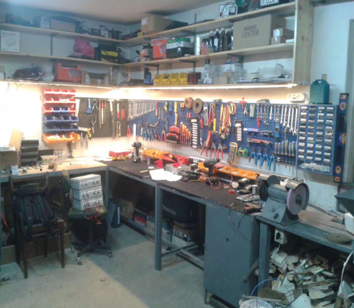 Primul atelier amenajat în garaj