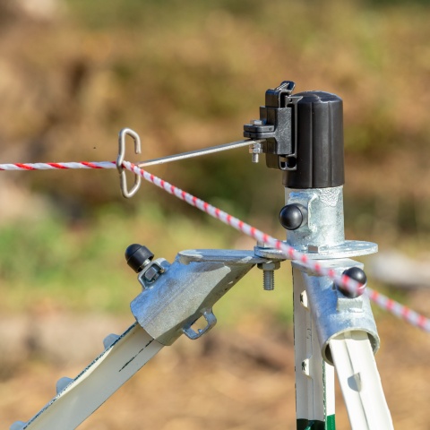 Izolator universal pentru colț în cap de stâlp T-post