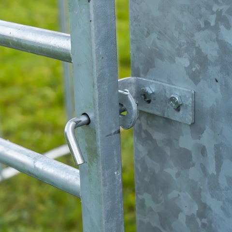 Hrănitoare concentrat pentru viței, cu gard de protecție reglabil, 900 litri