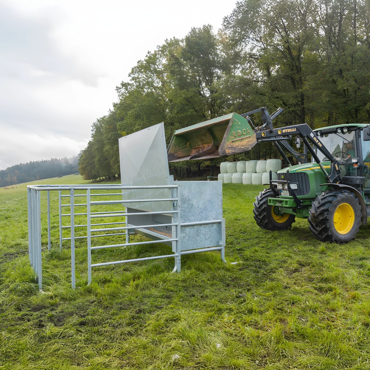 Hrănitoare concentrat pentru viței, cu gard de protecție reglabil, 900 litri