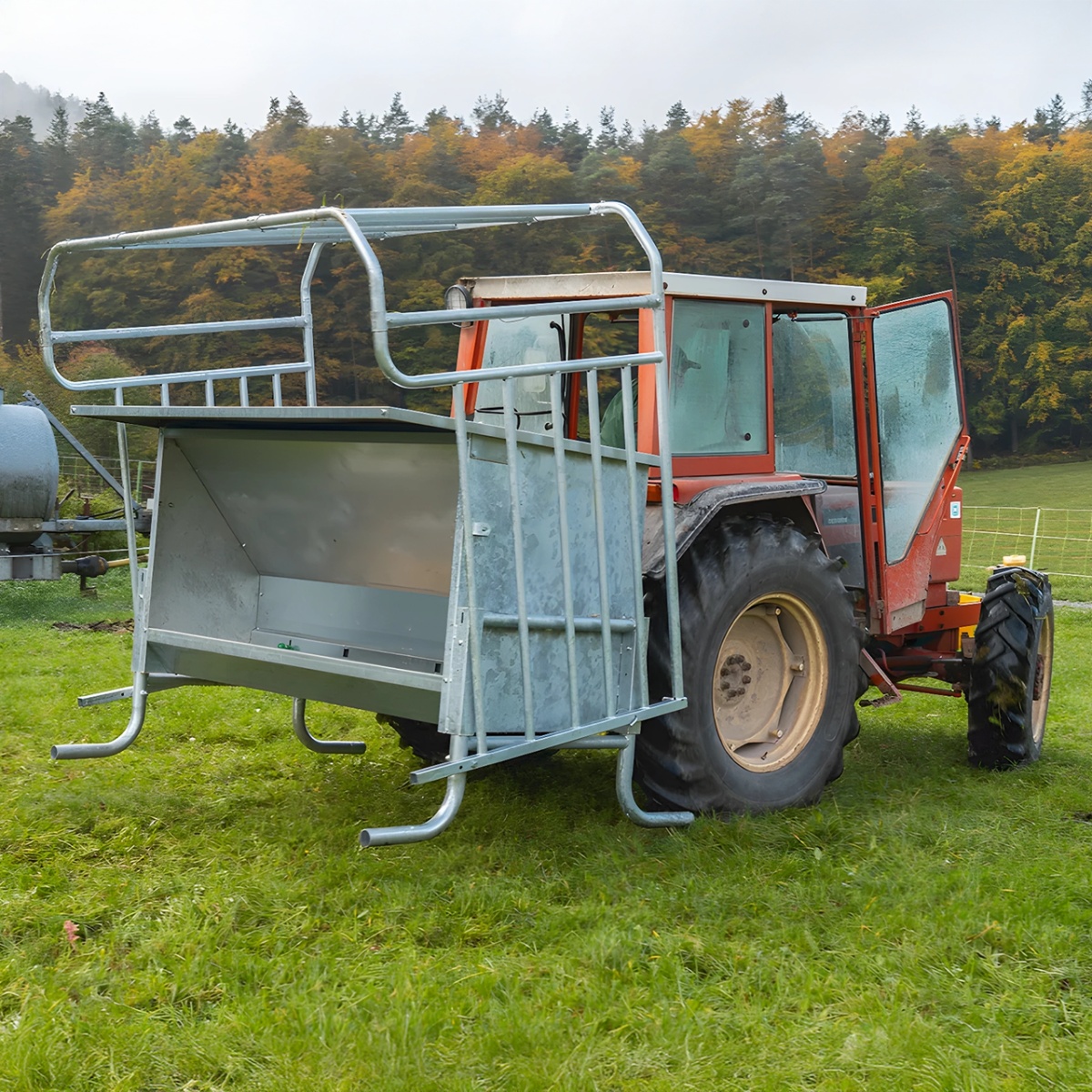 Hrănitoare concentrat pentru viței, cu gard de protecție reglabil, 900 litri