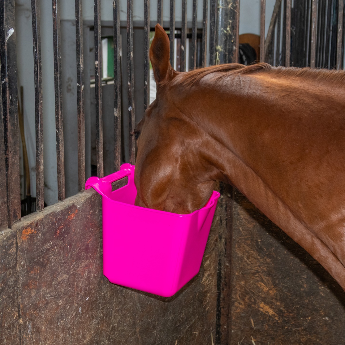 Găleată de hrănire, cu suport pentru suspendare, formă pătrată, roz, 13 litri